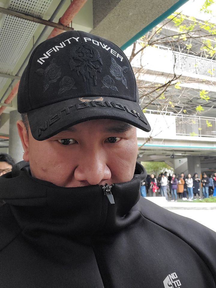 館長陳之漢PO出投票所排隊照片表示「人好多啊！」可看出後方還有長長人龍。 圖：取自飆捍臉書粉絲團