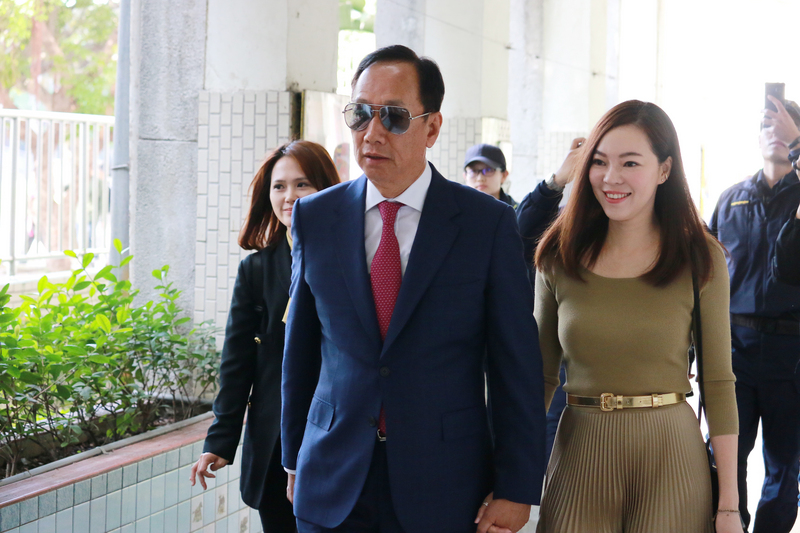 第15任總統副總統及第10屆立法委員選舉11日舉行，鴻海集團創辦人郭台銘（前左）與妻子曾馨瑩（前右）上午前往台北市東門國小投票。 圖：中央社