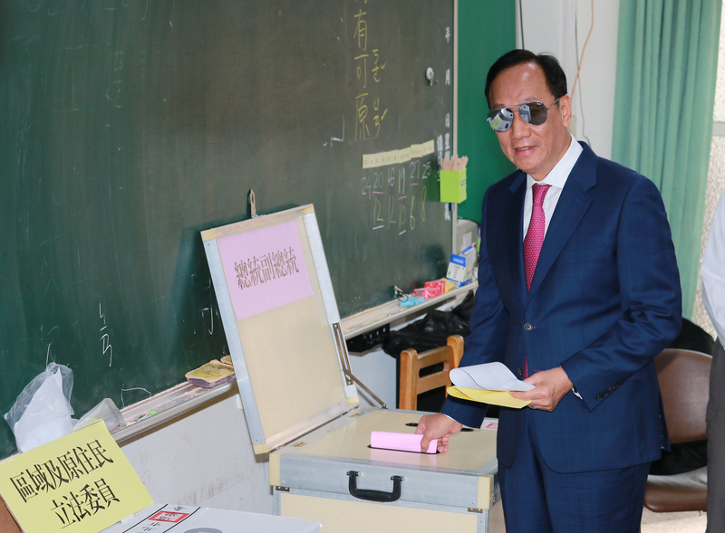 第15任總統副總統及第10屆立法委員選舉11日舉行，鴻海集團創辦人郭台銘（圖）上午前往台北市東門國小投票。 圖：中央社