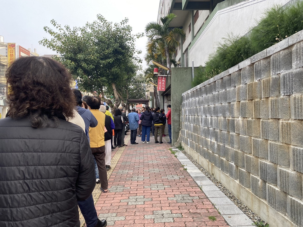 今（11）日是2020總統暨區域立委選舉投票日，一早就有許多民眾排隊等待投票。 圖：閻芝霖/攝
