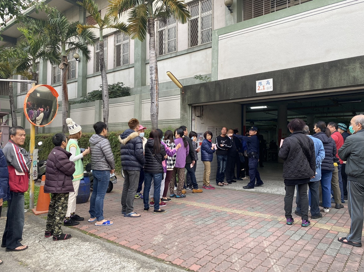 今（11）日是2020總統暨區域立委選舉投票日，一早就有許多民眾排隊等待投票。 圖：閻芝霖/攝