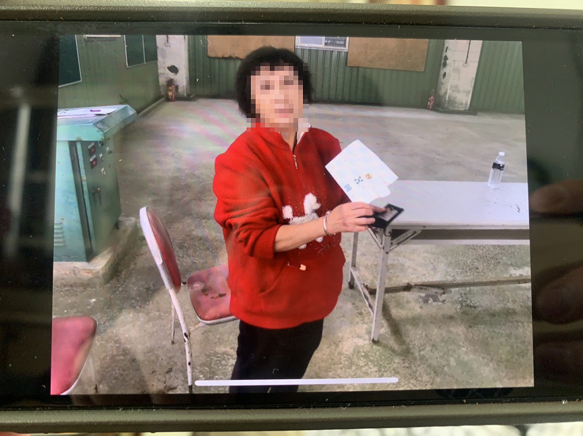 桃園市楊梅區傳出有民眾將政黨選票帶出投開票所，選務人員報警依法送辦。 圖：林昀真/翻攝