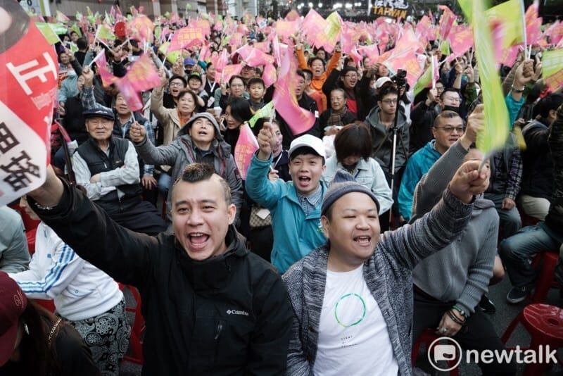 蔡英文競選總部一開始開票，就集結大批英粉一起看開票過程。 張良一/攝