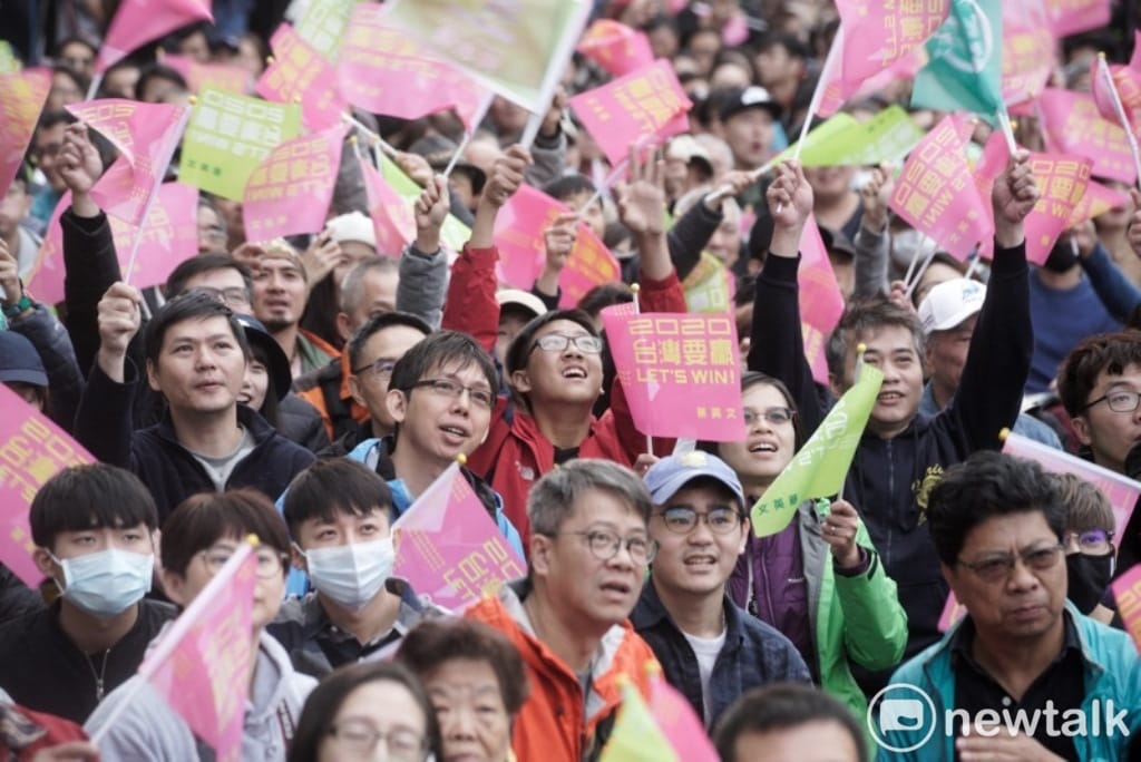 年輕人揮舞著「台灣要贏」的旗幟在蔡英文競選總部前。 張良一/攝