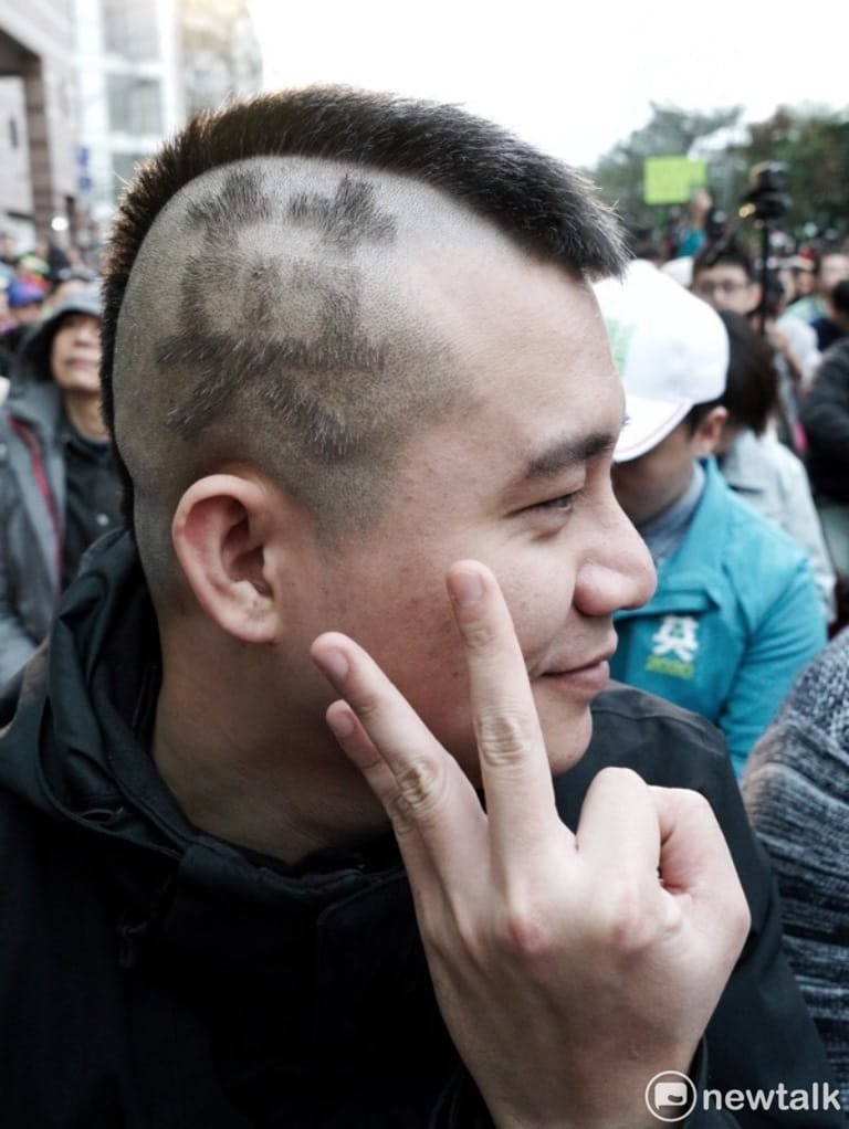 一位英粉用剃刀在頭上左右兩側剃成「英」和「民主」二字支持小英總統。 張良一/攝