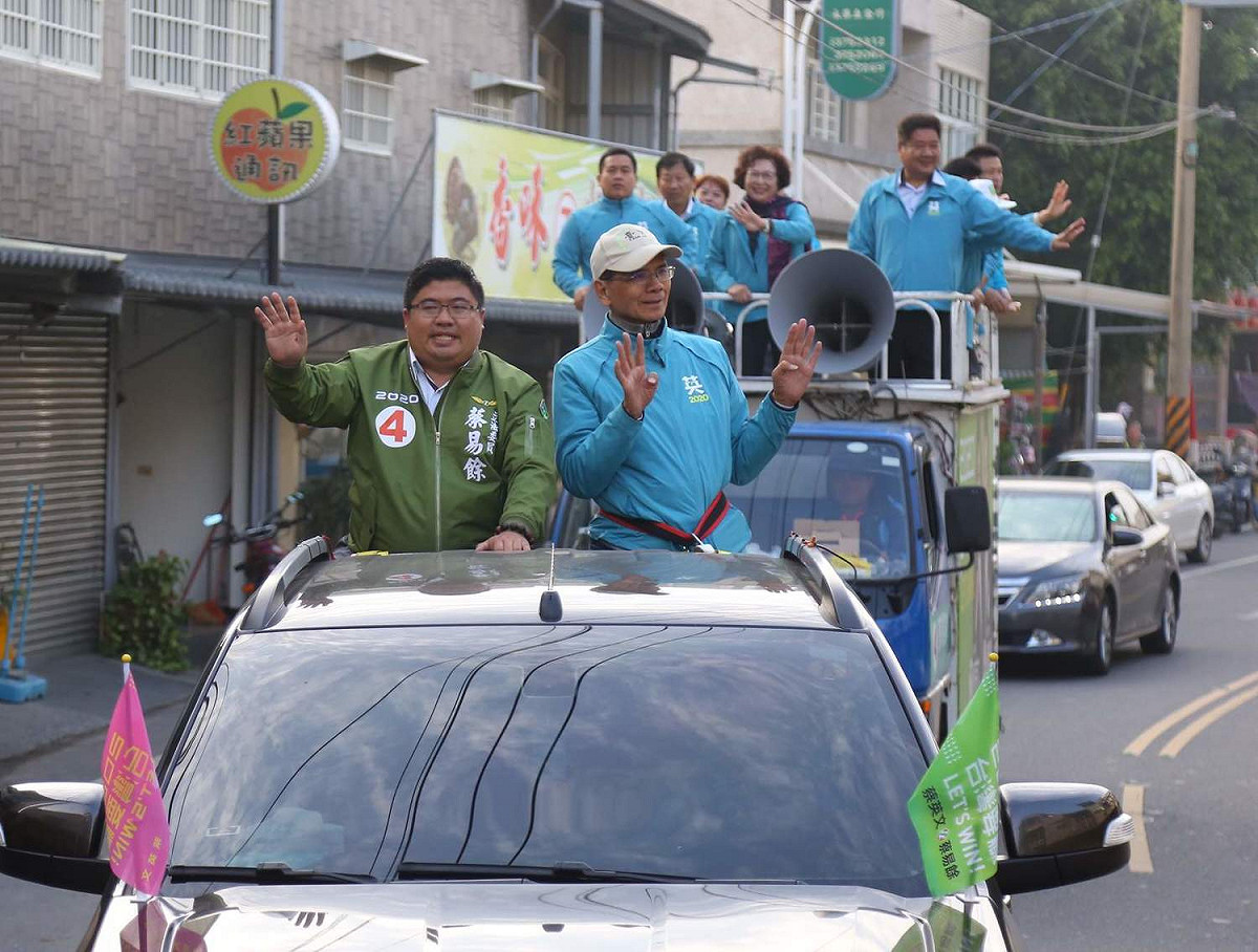 蔡易餘在黨內大老陪同掃街拜票，終於贏得勝利。 圖：蔡易餘競選團隊/提供