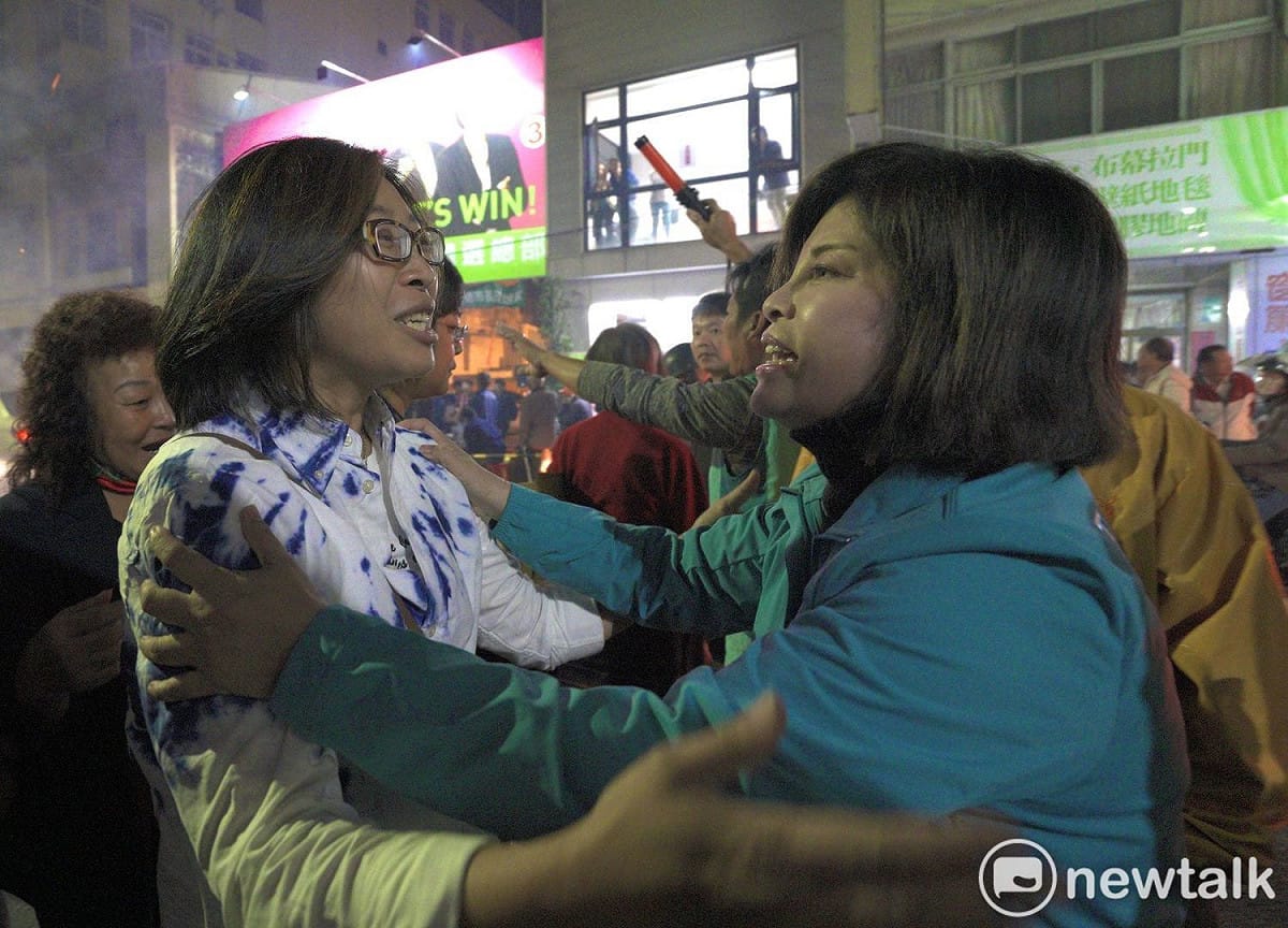 賴惠員當選後熱情感謝在選戰中全力支持她的支持者。 圖：黃博郎／攝
