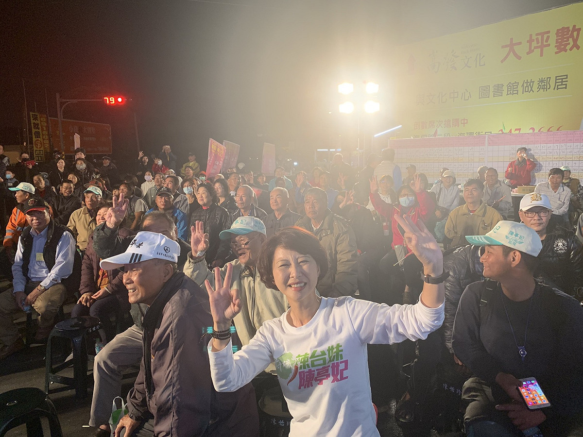 陳亭妃和支持者分享當選喜悅。 圖：黃博郎／攝