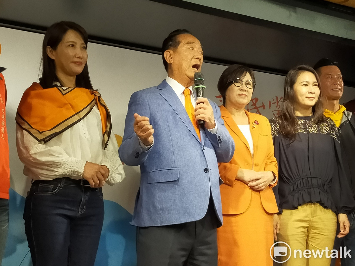 宋楚瑜發表敗選感言，對於大選結果，他和余湘跟親民黨所有幹部都接受人民所做的決定。 圖：林昀真/攝