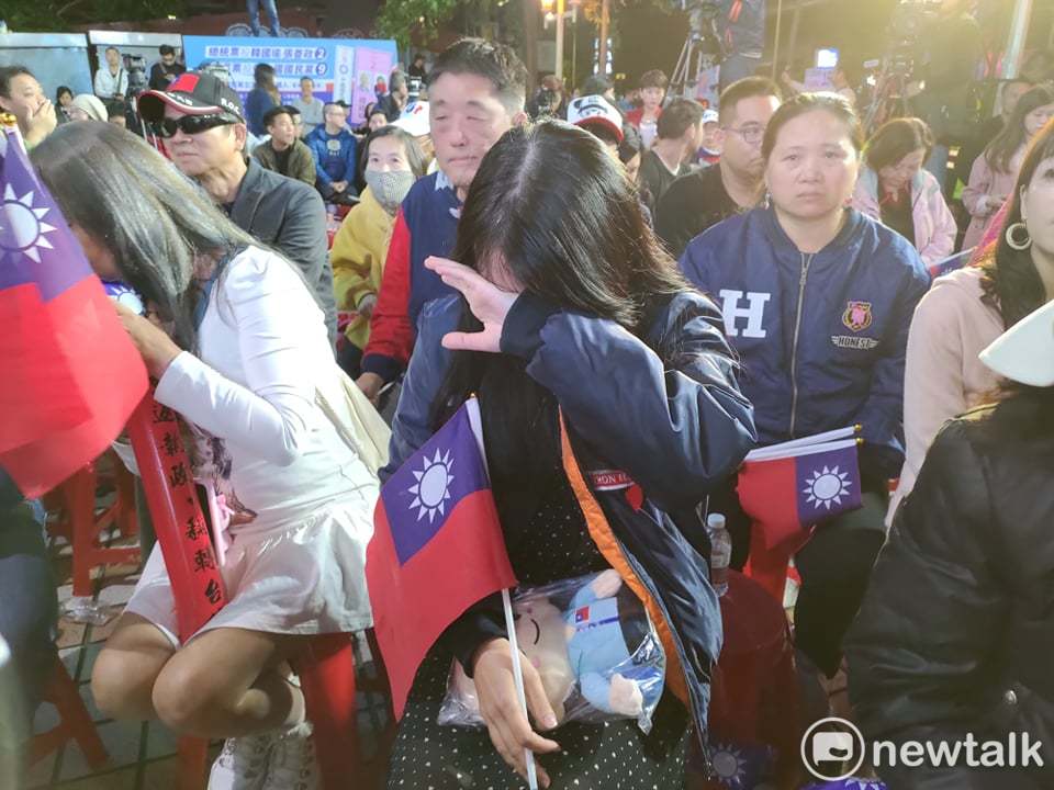 藍營支持者看到選舉結果不禁落淚。 圖：黃建豪/攝