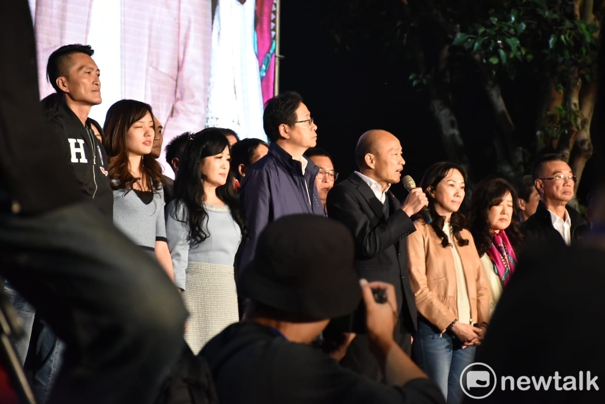 韓國瑜(右四)發表總統敗選感言。 圖：孫家銘/攝（資料照）