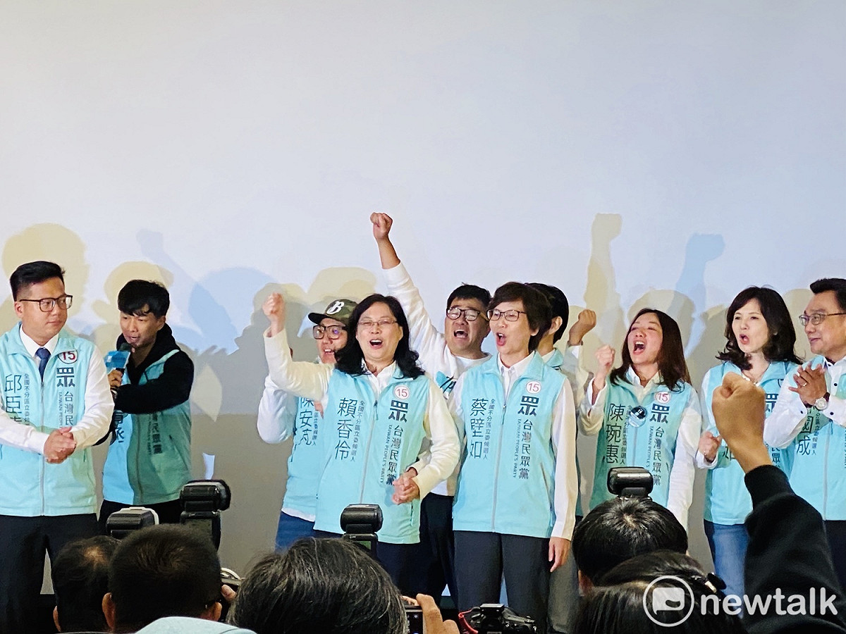 民眾黨蔡壁如確定可進入立院，讓現場支持者士氣大振。 圖：周煊惠 ／攝