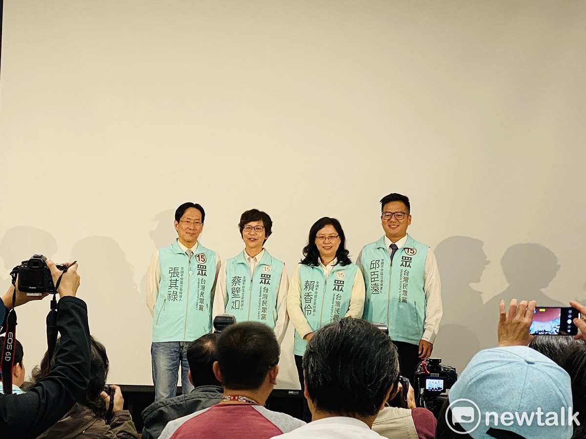 民眾黨將進入立法院的不分區立委張其祿（左起）、蔡壁如、賴香伶、邱臣遠。 圖：周煊惠 ／攝