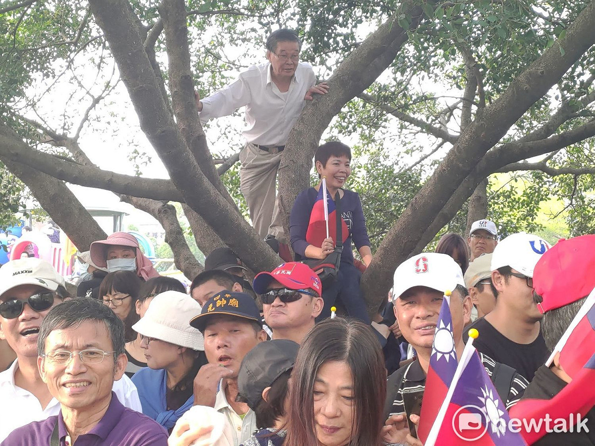 韓國瑜仍有魅力吸引支持者為他傾倒。 圖：黃建豪/攝
