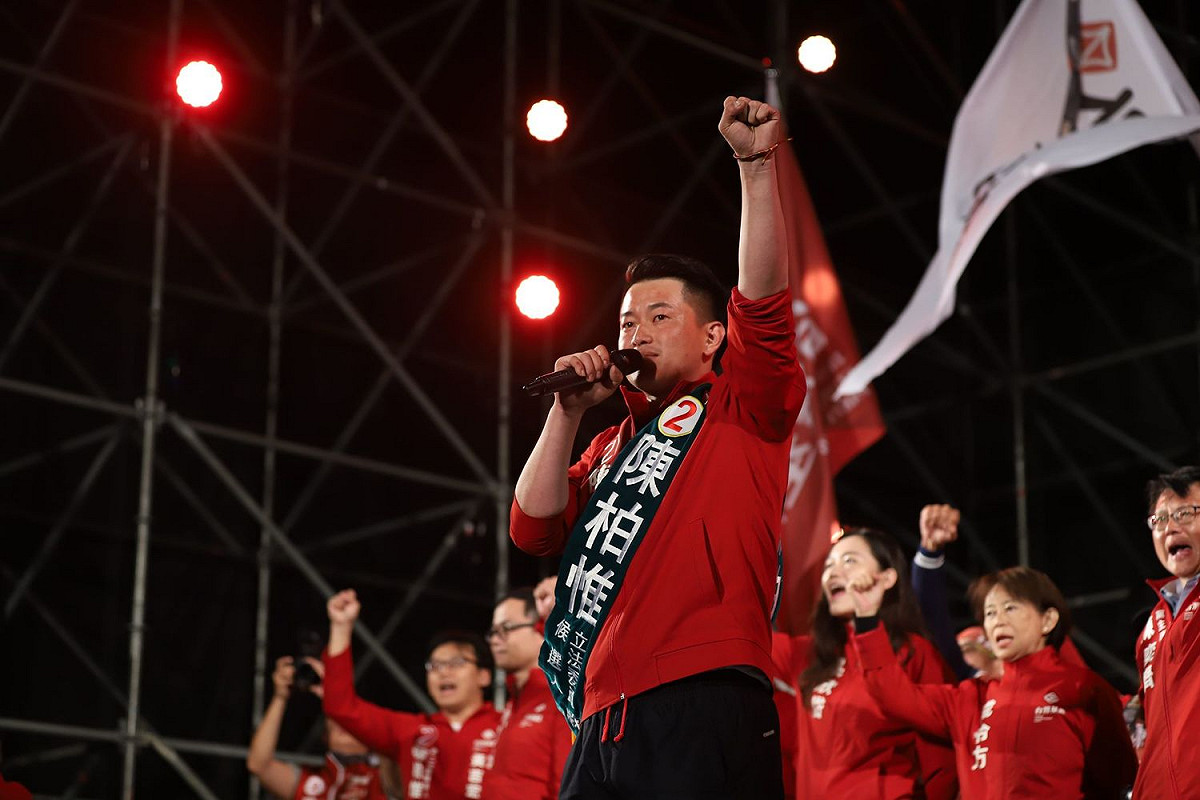 陳柏惟得知勝選後，更在台上泛淚表示「砲灰大到可以淹沒消波塊」。 圖：翻攝自陳柏惟臉書
