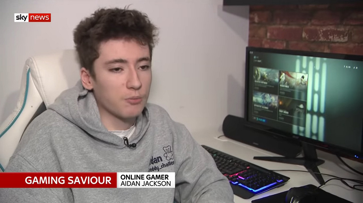 英國少年「艾登」突發癲癇昏迷，美國德州少女跨洋急電英國警方救回一命。 圖：翻攝自Youtube