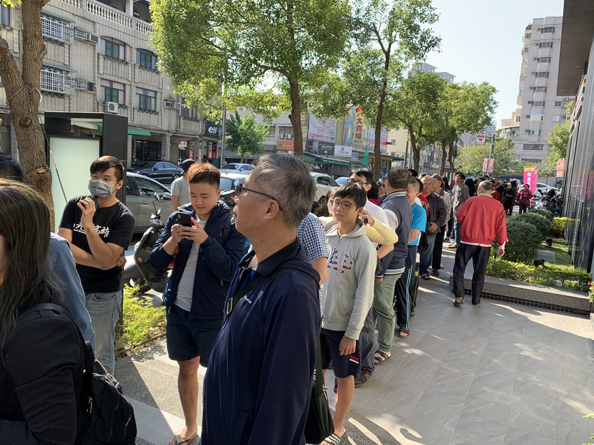民眾搶購罷韓新春福袋，現場大排長龍。 圖：Wecare高雄/提供