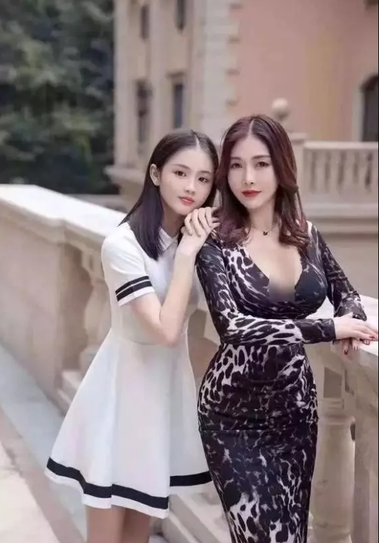 中國網路近日瘋傳一張母女的照片。 圖：翻攝自微信