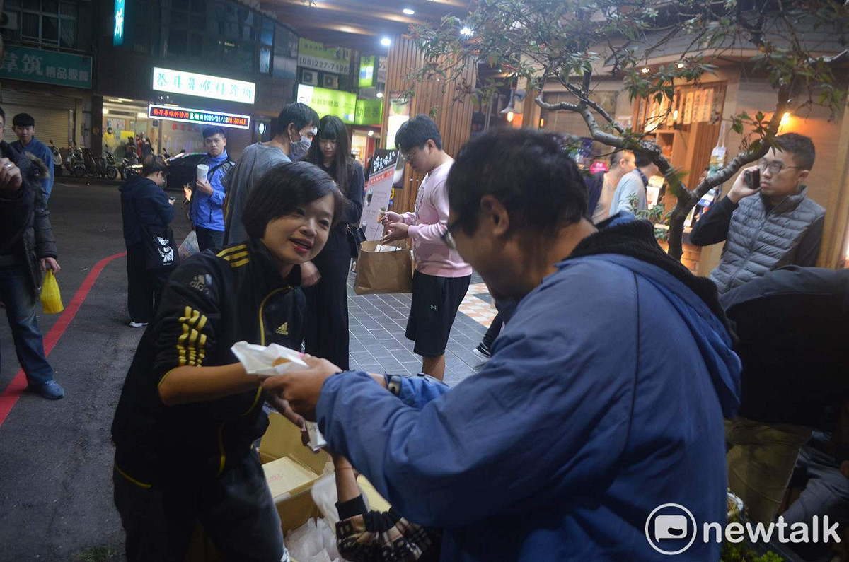 嘉義縣議員林緗亭受網紅「小商人」委託，到嘉義市中央噴水圓環發送雞排。 圖：蔡坤龍/攝