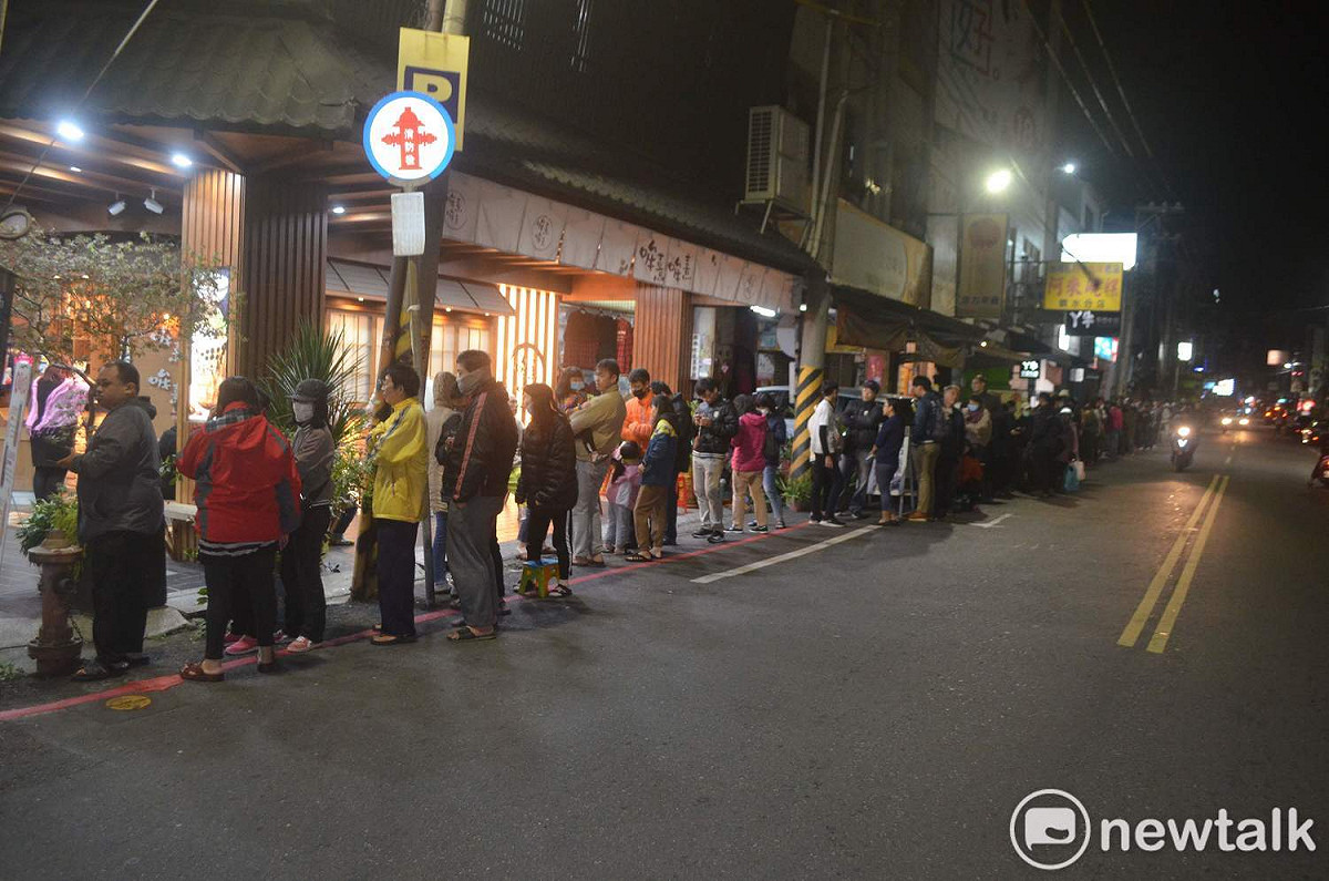 小商人晚間發送雞排，民眾大排長龍。 圖：蔡坤龍/攝