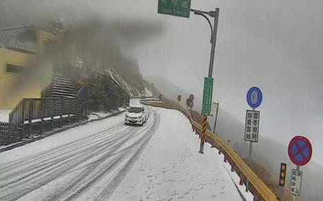 耶！合歡山下雪了 台14甲鳶峰到大禹嶺車輛限掛雪鍊