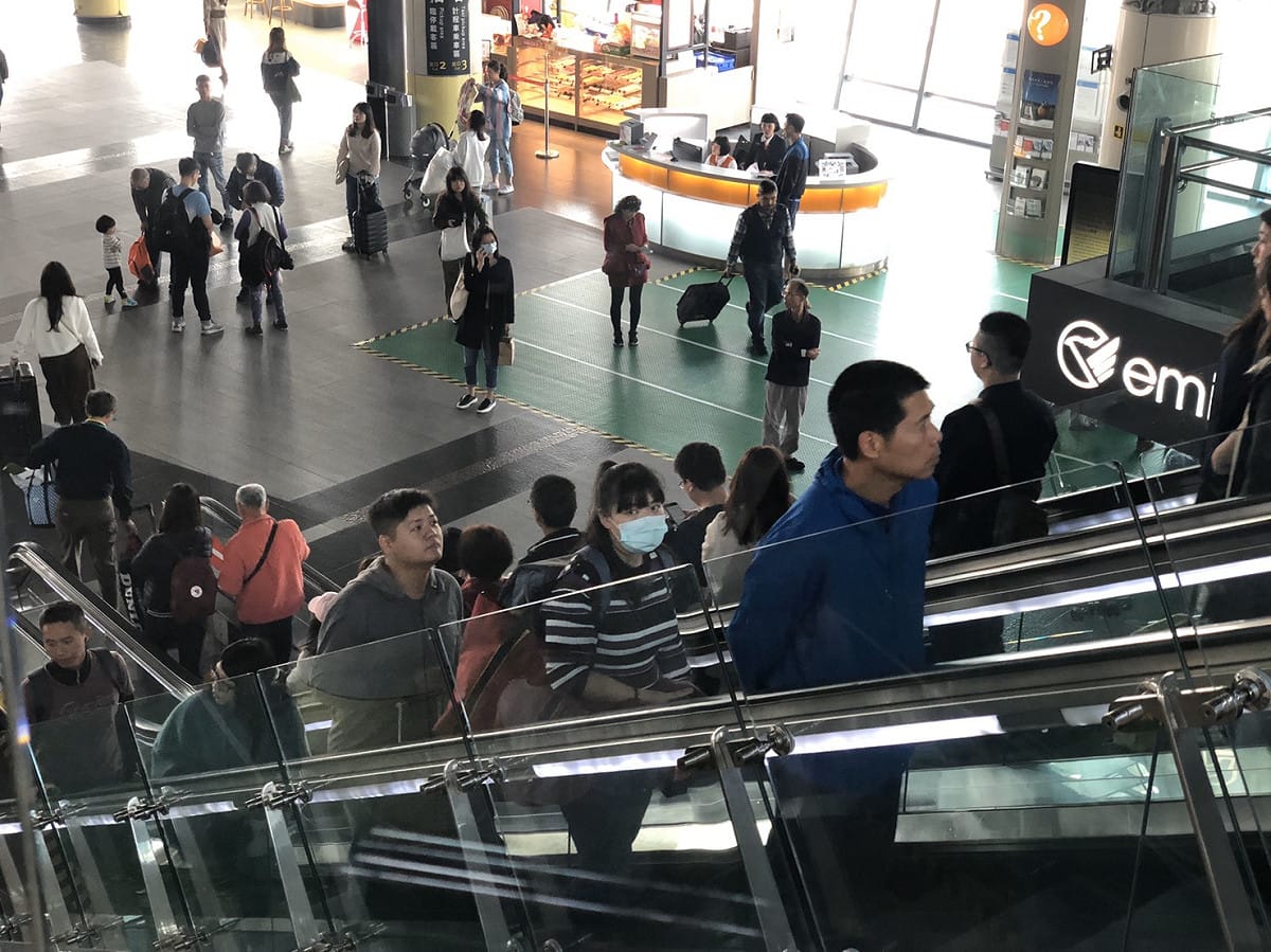 因為疫情趨緩、旅運量回流，高鐵在平日、週末增開多班列車。 圖：閻芝霖／攝