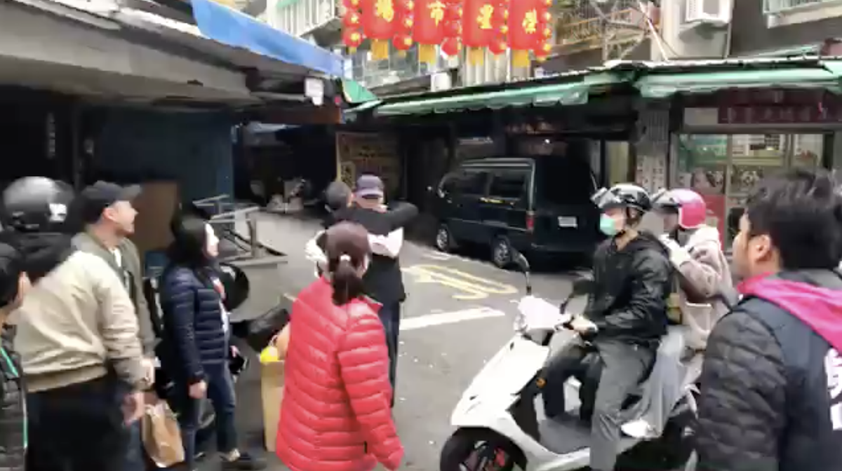 民進黨吳怡農跳下車擁抱安慰支持者。 圖：翻攝影片