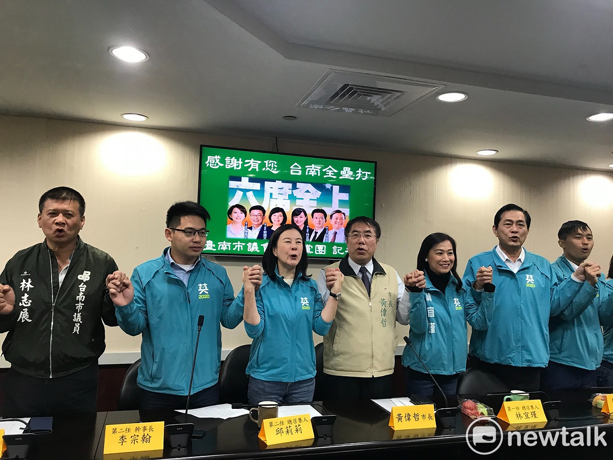台南市議會民進黨團由原總統、新科立委當選人林宜瑾及其幹事長林志聰、書記長劉米山，交棒給新任總召邱莉莉、幹事長李宗翰和書記長林志展。 圖：黃博郎／攝