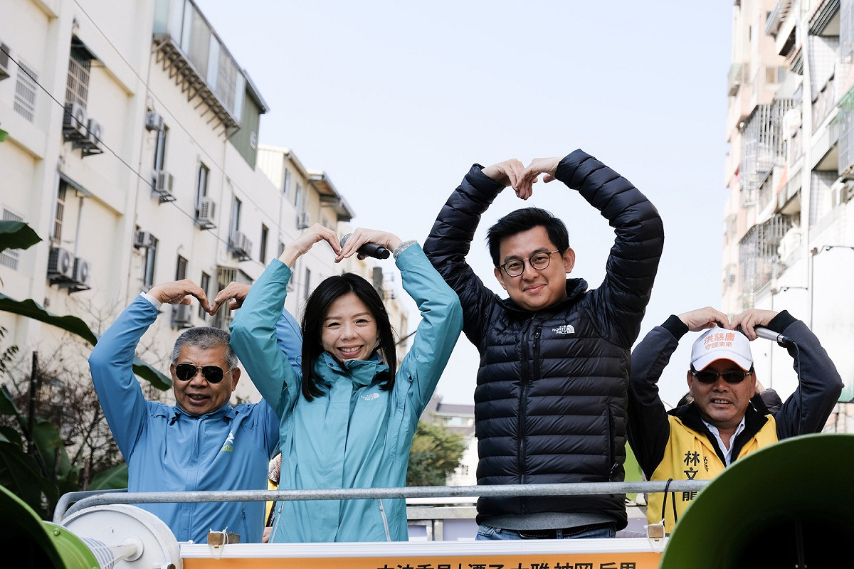 洪慈庸兩天行程分別在選區向選民致謝，由先生卓冠廷全程陪同。 圖/洪慈庸立委辦公室提供