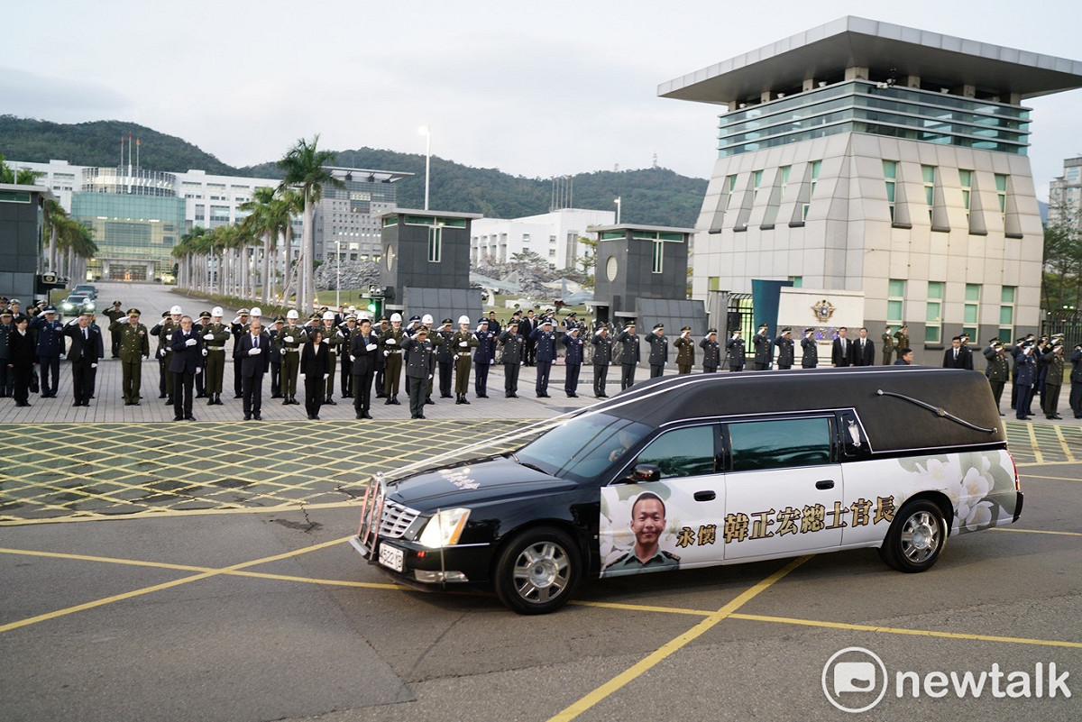 參謀總長沈一鳴等黑鷹失事殉職將士的靈柩車隊行經國防部前，特地停車30秒，總統蔡英文率國安會秘書長李大維、國防部長嚴德發和數千名國軍官兵在國防部前向參謀總長沈一鳴等殉職將士敬禮致敬。 圖：張良一/攝