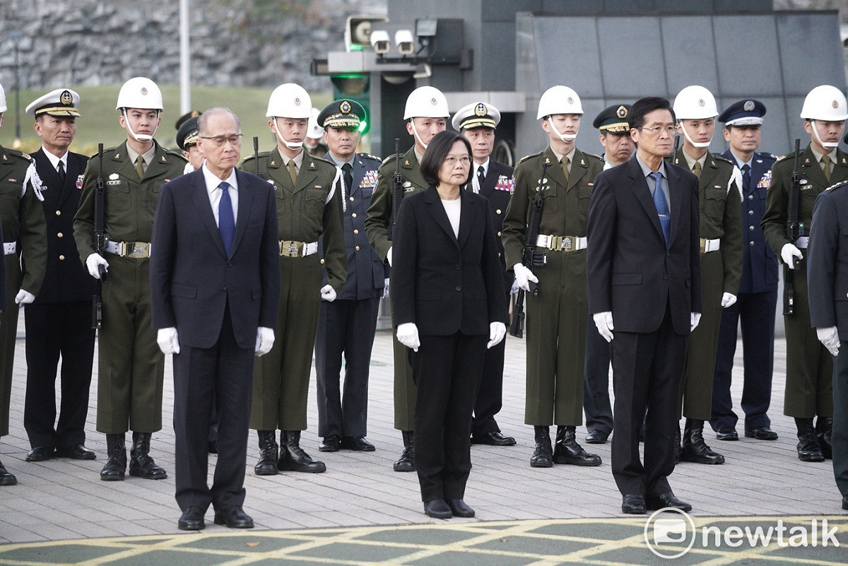 總統蔡英文率國安會秘書長李大維、國防部長嚴德發和數千名國軍官兵在國防部前向參謀總長沈一鳴等殉職將士敬禮致敬。 圖：張良一/攝(資料照片)