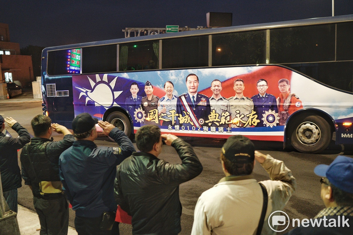 民眾在台北街頭向殉職將士敬禮致敬。 圖：張良一/攝