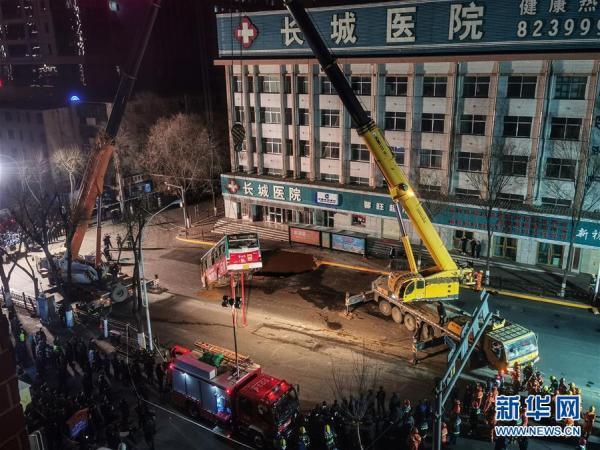 中國大陸青海省西寧市13日發生路面坍塌事件。 圖：翻攝新華網