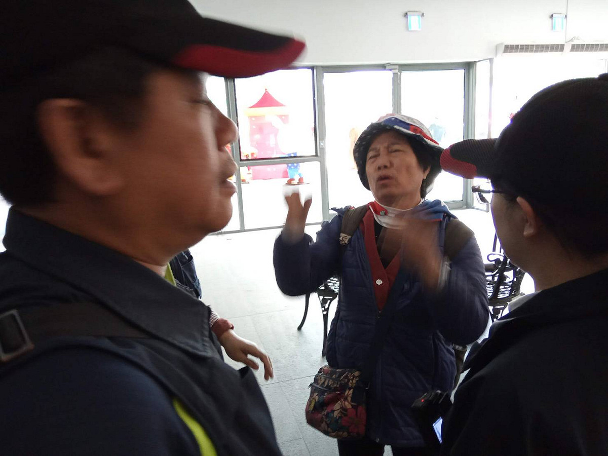 一名女韓粉在記者會見不到韓國瑜，氣得大聲咆哮。 圖：孫家銘/攝