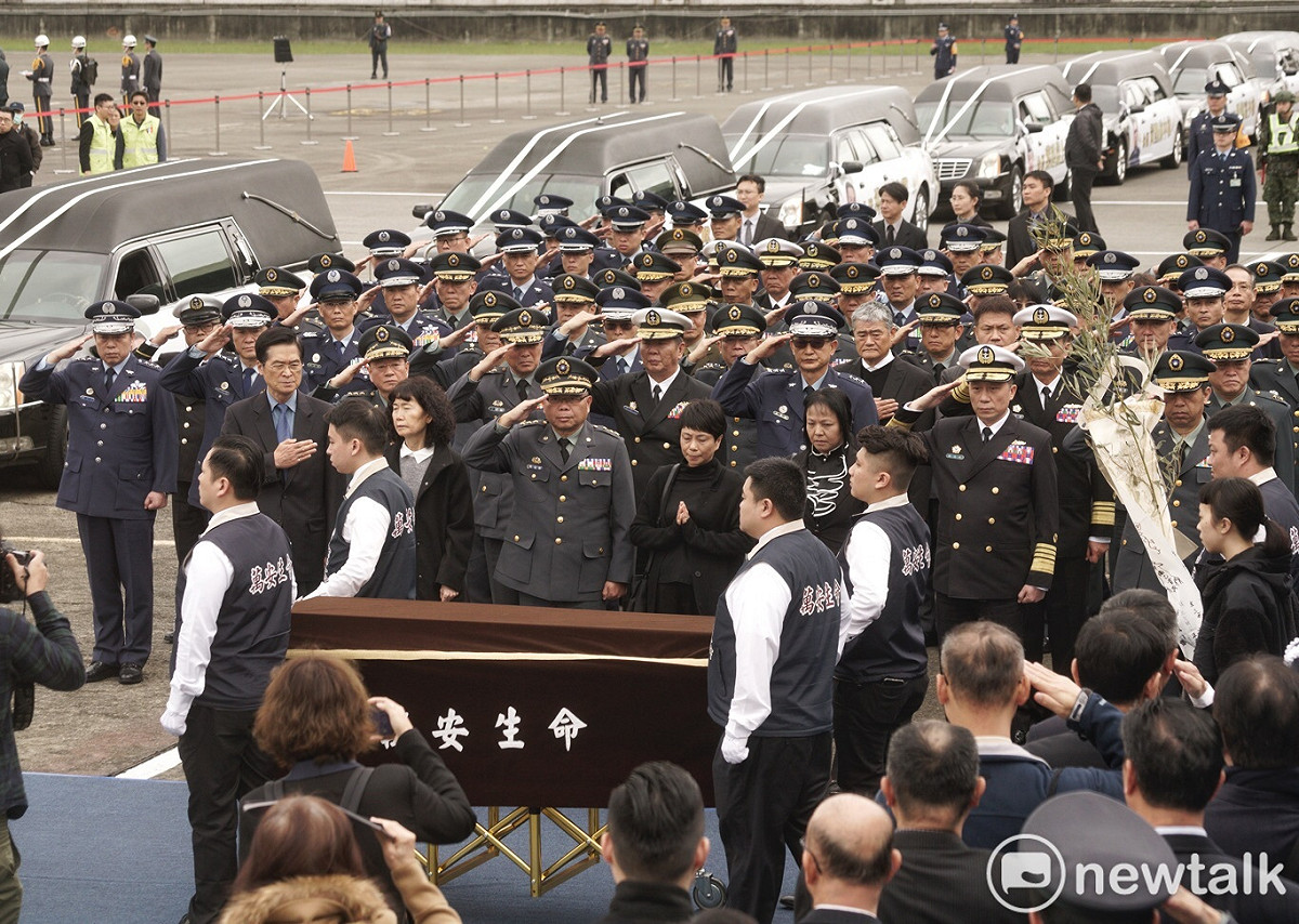 公祭結束，8名將士靈柩將送往二殯，三軍列隊致敬。 圖：張良一/攝