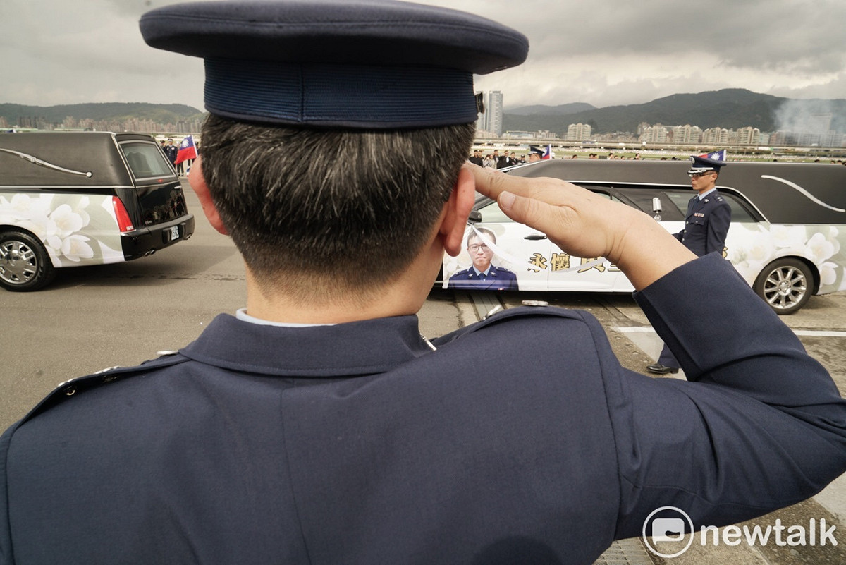 一名軍人向侍從官黃聖航靈車敬禮。 圖：張良一/攝