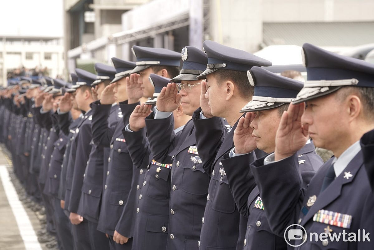 三軍列隊致敬。 圖：張良一/攝