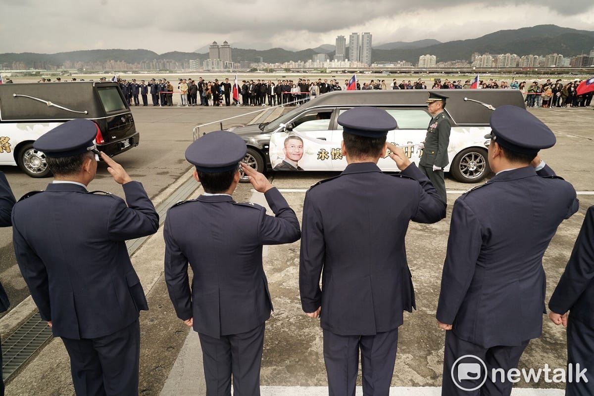 三軍列隊致敬 圖：張良一/攝