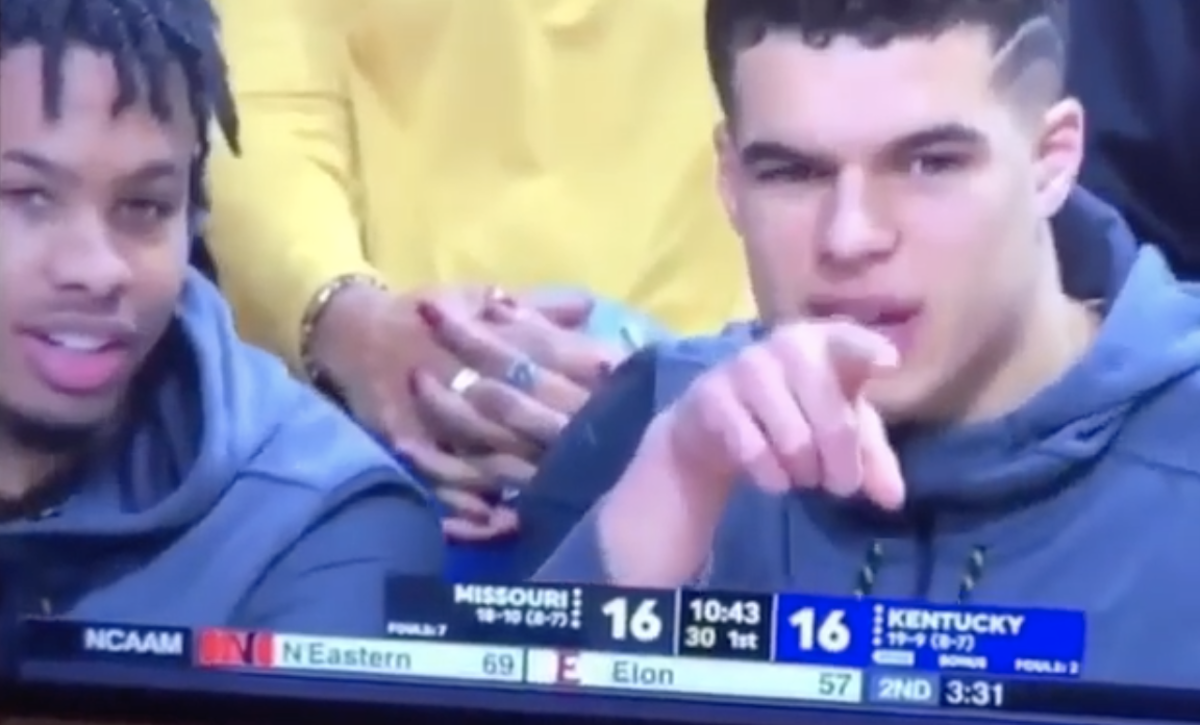 Michael Porter Jr.偷看場邊女球迷，過程被直播抓包。 圖／取自dunk IG