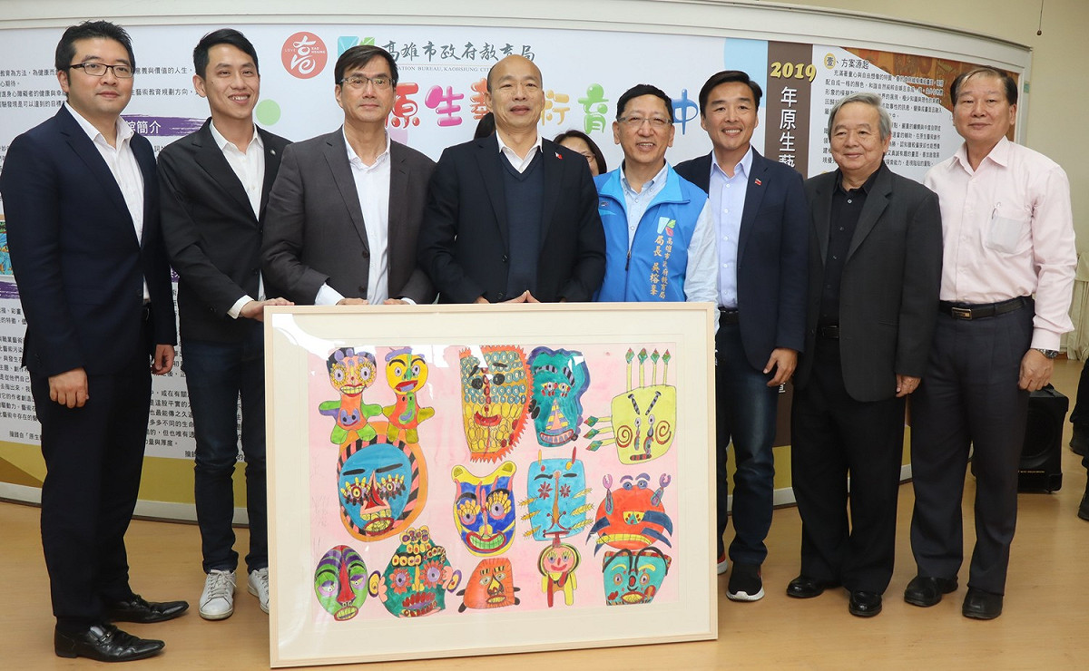 韓國瑜(左四)授受楠特原生藝術家致贈畫作。 圖：高雄市教育局/提供
