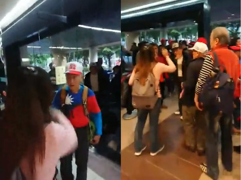 一名台大醫院女學生（左）9日力擋沒有識別證卻要強行進入醫學基礎大樓的韓粉。 圖：新頭殼資料照/翻攝自臉書