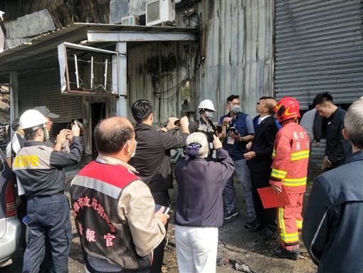 高雄市長韓國瑜也親自前往災區，抵至現場關心後續的處理進度。 圖：翻攝自網路