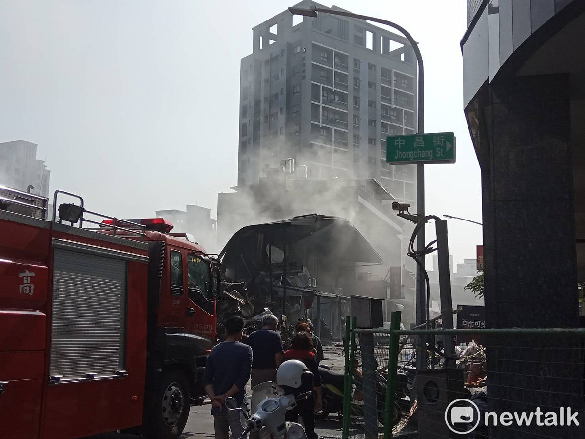 附近50公尺還有加油站，且緊鄰住宅大樓，消防員加派人員進行滅火。 圖：孫家銘/攝