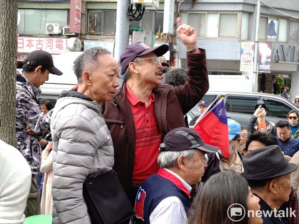 藍營支持者激動互罵。 圖：黃建豪/攝