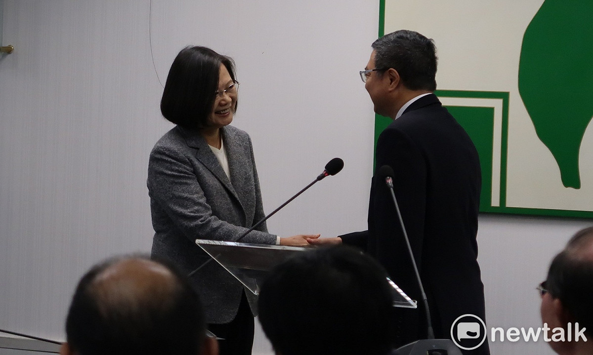 總統蔡英文15日向黨主席卓榮泰握手致謝。 圖：林朝億/攝
