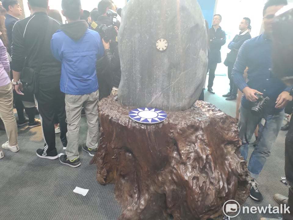 國民黨中央黨部大石上的黨徽掉落。 圖：黃建豪/攝