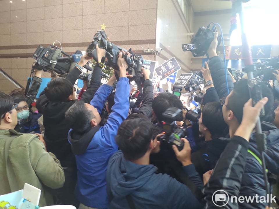 自稱國民黨青年代表的林家興等人衝進中央黨部。 圖：黃建豪/攝