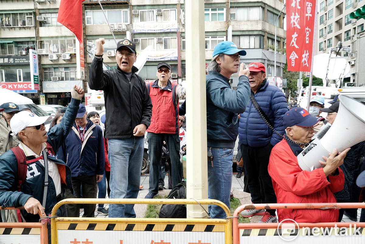 空軍官校桃園校友會成員高喊：「沒有吳斯懷 退出國民黨」。 圖：張良一/攝