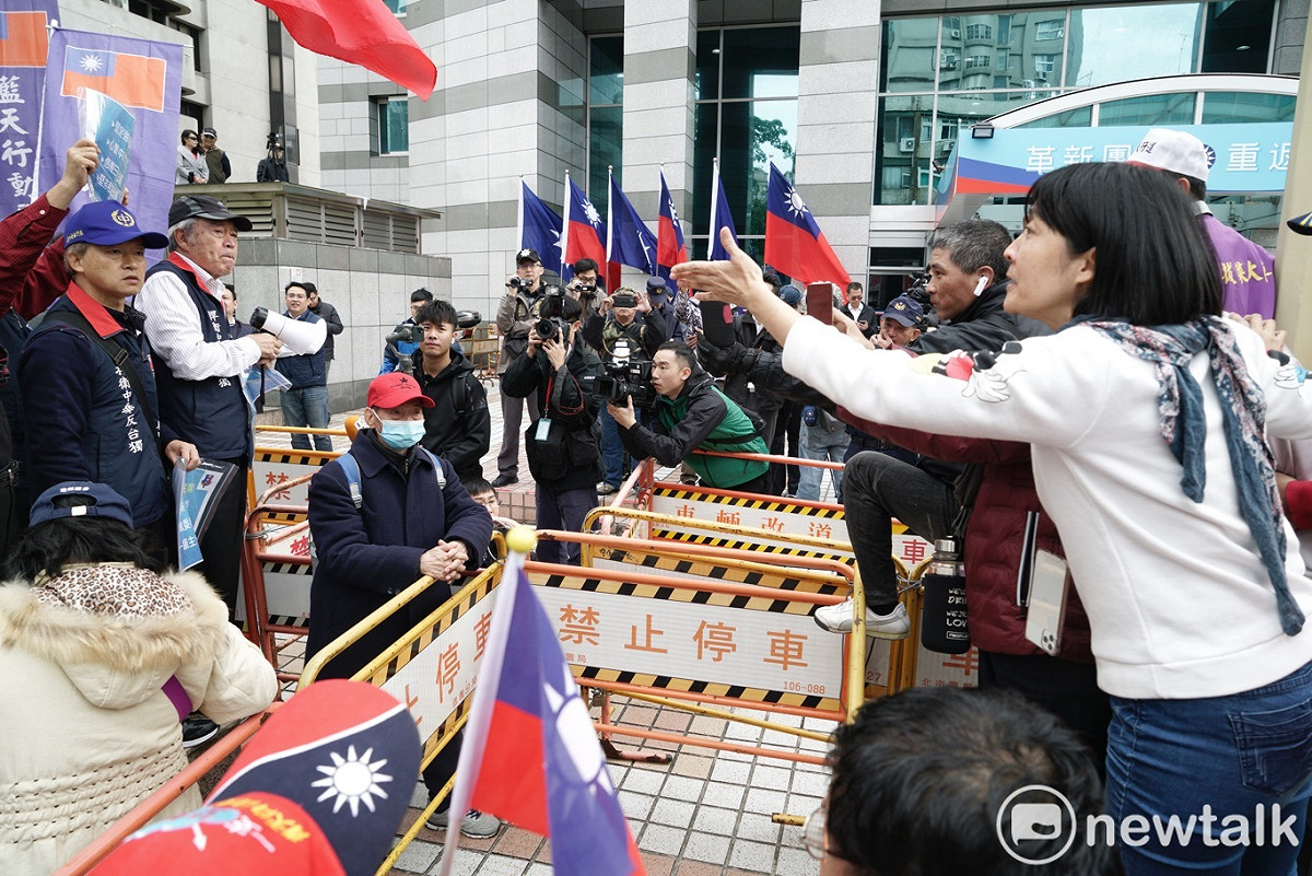 不同立場的藍營團體相互叫陣。 圖：張良一/攝