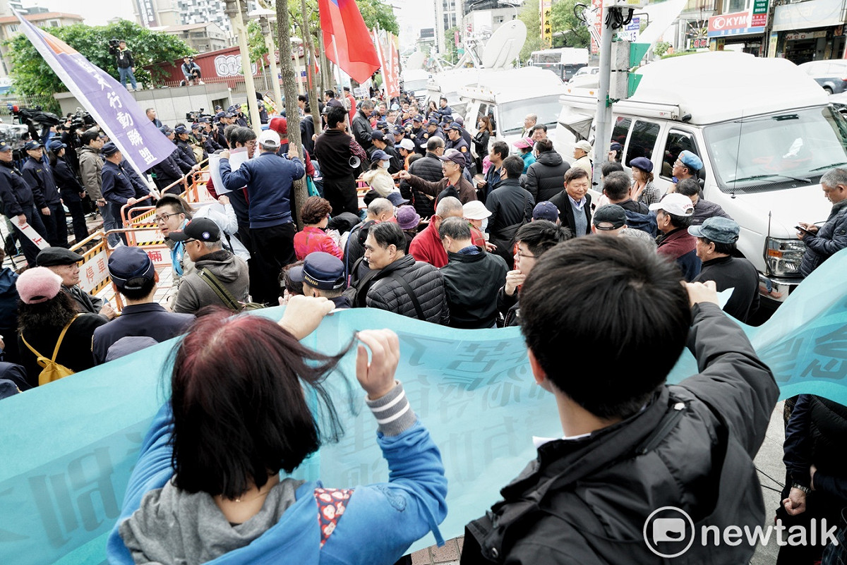 不同立場的藍營團體在國民黨中央黨部外抗議。 圖：張良一/攝